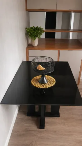 Mesa de jantar com tampo de vidro preto
