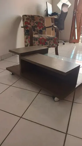 Mesa de centro com rodinhas em ótimo estado de conservação.