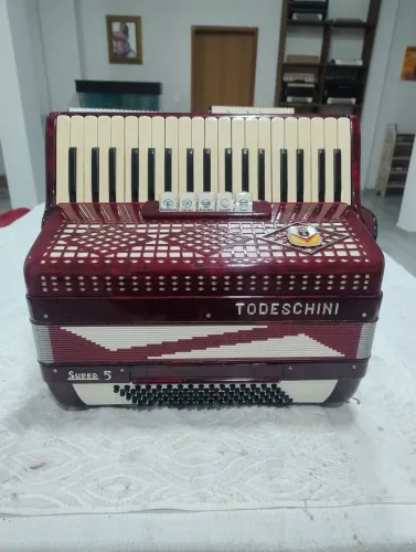 Acordeon Todeschini Super 5 Estado de Loja !