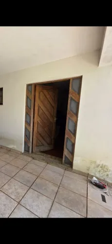 Porta de entrada principal em madeira e vidro