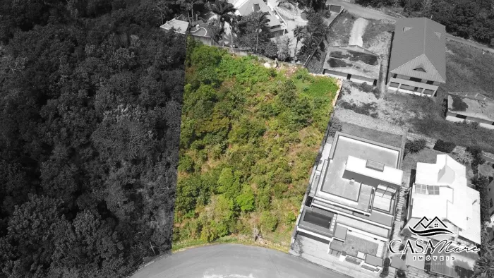 Terreno à Venda no Bairro João Paulo, Florianópolis - 1675m² com Viabilidade