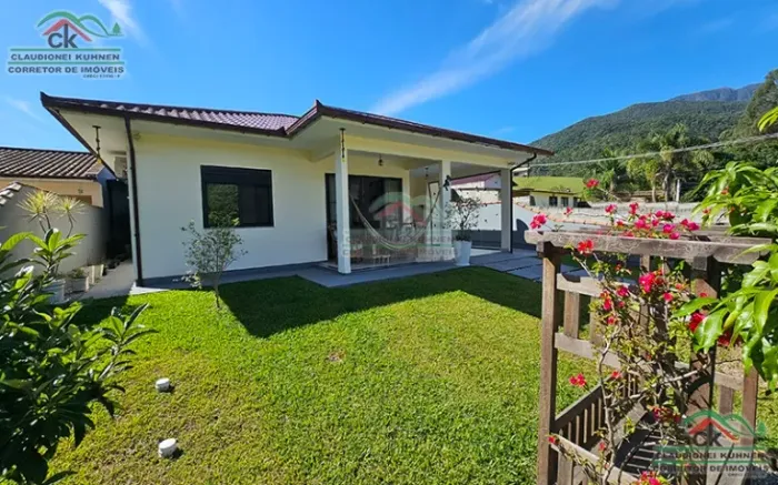 Linda casa 03 quartos em Águas Mornas com SPA, área de festas, móveis sob medida e mais