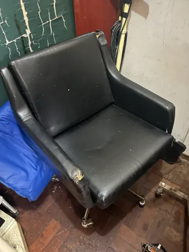 Poltrona estofada com braços Estrutura firme e confortável