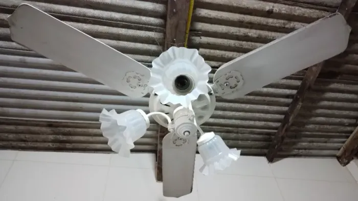 VENTILADOR DE TETO COM 3 PÁS E ILUMINAÇÃO EM 3 TULIPAS