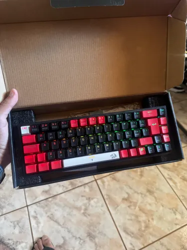 Teclado Redragon Pro Brw Mecânico Gamer Rgb Sem Fio Redragon Preto, Vermelho E Branco