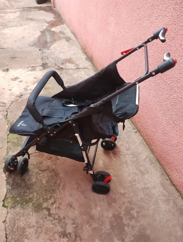 CARRINHO PASSEIO NAO TEM A CAPOTINHA QUE TAMPA O SOL RESTANTE FUNCIONA TUDO