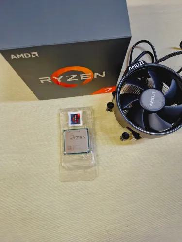 Processador AMD Ryzen 7 2700 + Cooler Wraith Spire RGB (Completo na Caixa)