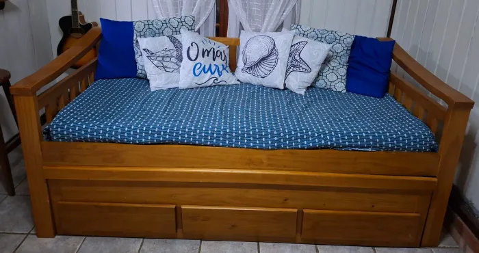 Sofá Cama com 2 colchões de solteiro novos ( Madeira maciça ) 2,10 largura