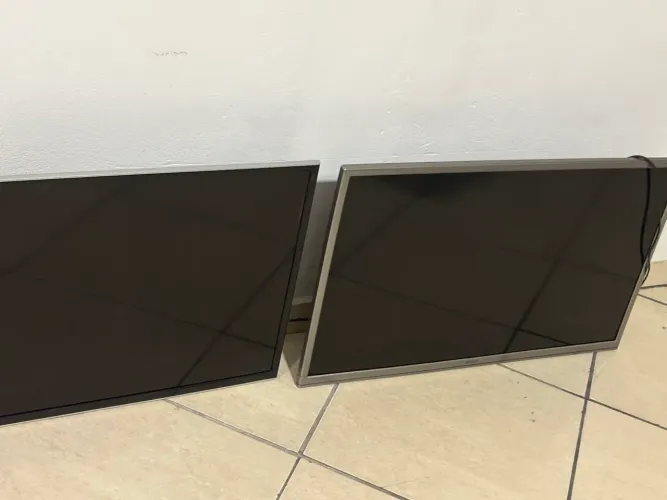2 tvs 32" semp toschiba as 2 tem que trocar as lâmpadas de Led internas