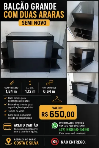 Balcão de loja com araras