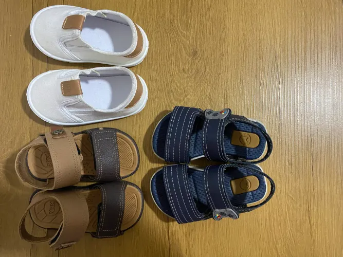 Kit de duas sandálias e um sapato