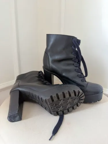 Bota Tratorada Arezzo preta 