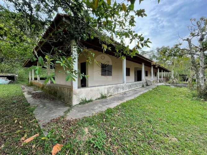 Sítio com 3 casas e área de pastagem em Juquitiba