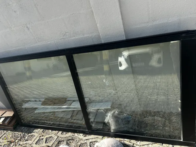 Duas folhas de vidro de porta de varanda