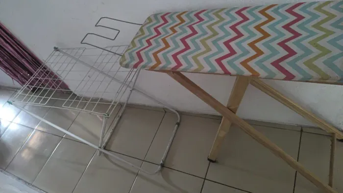 Varal de roupa e tábua de passar roupa
