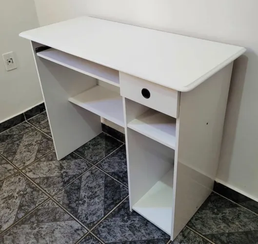Mesa escrivaninha compacta pronta entrega