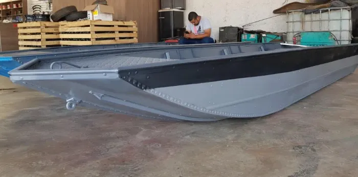 Barco SOLDADO pronto para quem gosta de pescar 