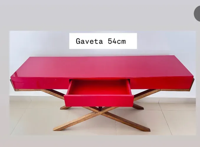 Mesa de Design com Tampo c laca Vermelha e Base de Madeira