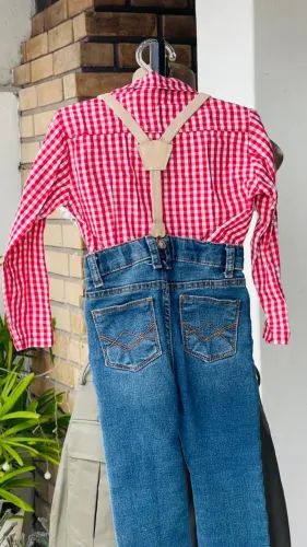 Calça infantil polo com suspensório e blusa  