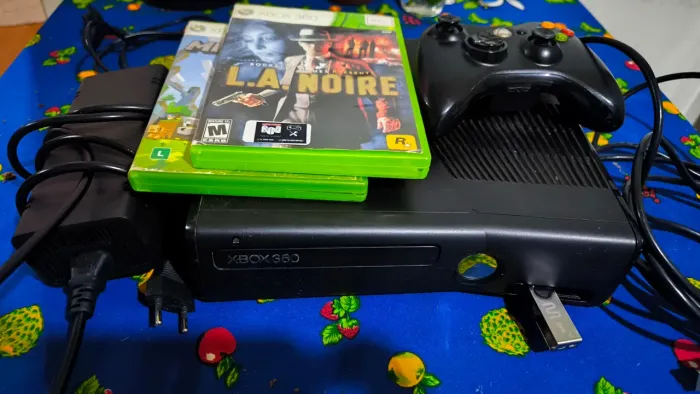 Xbox 360 Slim (desbloqueado RGH) R$350