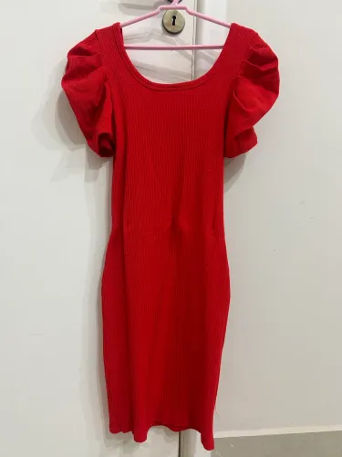 vestido vermelho colado