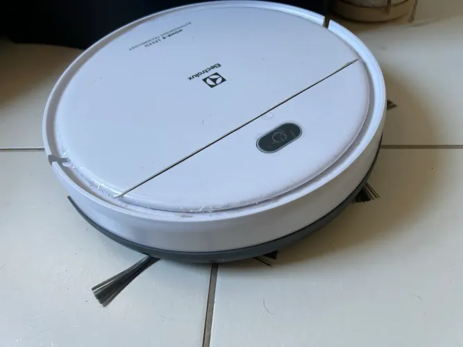 Aspirador robô branco e prático