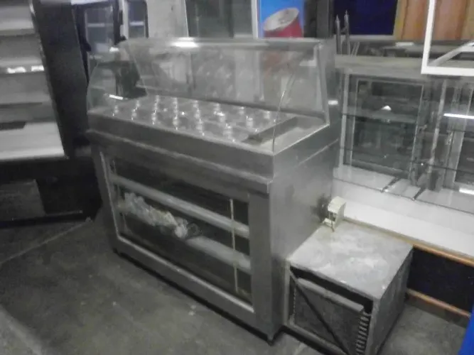 balcão em inox - com cubas pequenas no tampo - refrigerada - tem trinca no vidro 