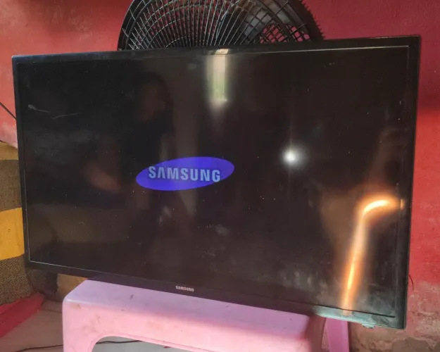 Vendo tv de led, não é smart 32 polegadas