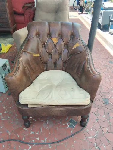 Poltrona antiga estilo Chesterfield