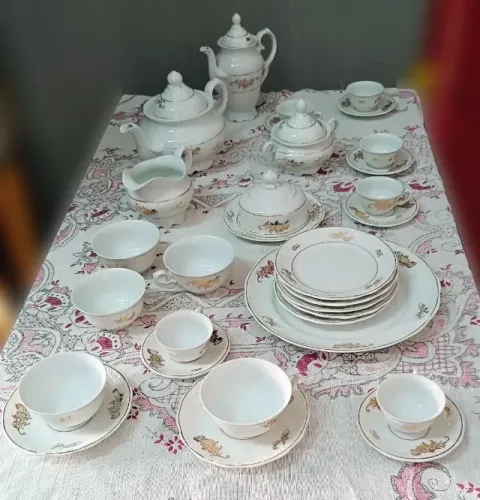 Conjunto de porcelana antigo para chá e café