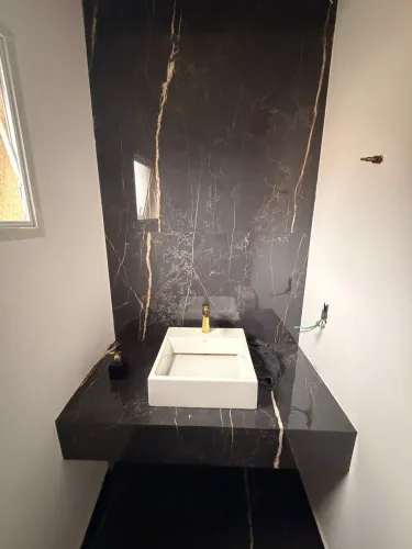 Instalador profissional de revestimentos é porcelanatos comuns e grandes formatos