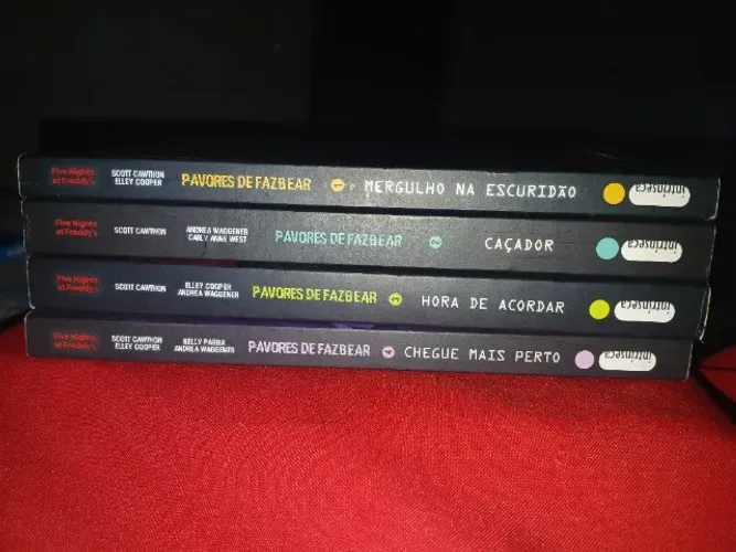 Box Livros Five Nights At Freddys (FNAF) Seminovos.