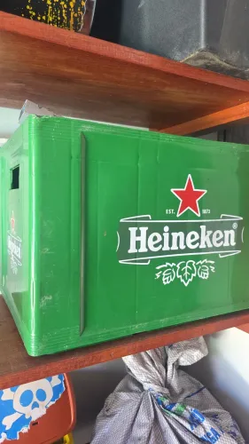 Caixa de cerveja Heineken completa com os 24 vasilhames