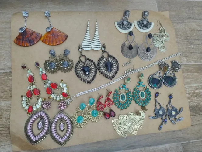 Kit 15 brincos mais 1 Choker com brincos