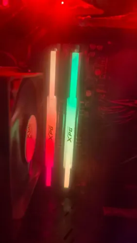 Vendo memoria ram xpg 2x8 3200 rgb com caixa.