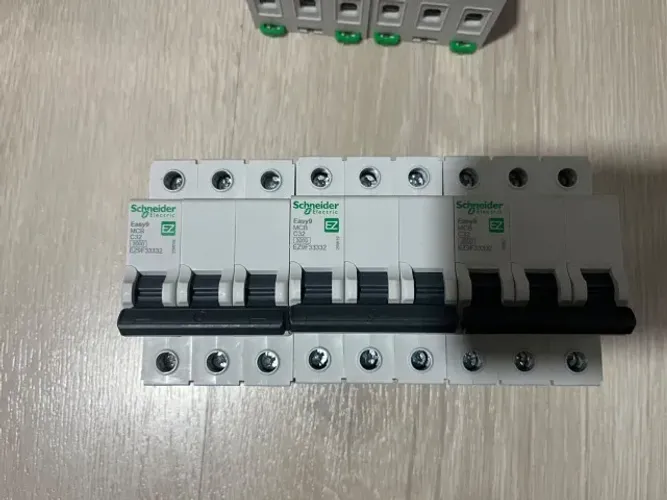Disjuntor Schneider Easy9 3P C32 EZ9F33332