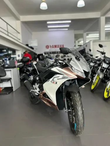 R15 -- MOTOR DE 155CC COM REFRIGERAÇÃO LÍQUIDA