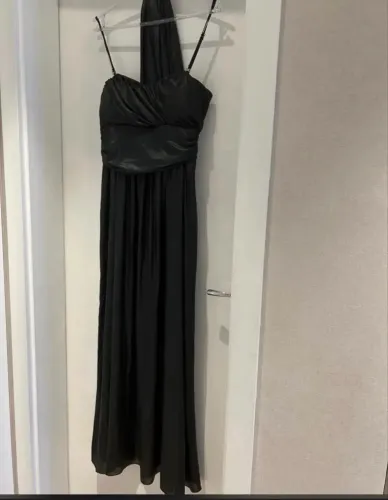 lindo vestido caroline won, com bojo, pode usar tomara que caia. acompanha xale.
