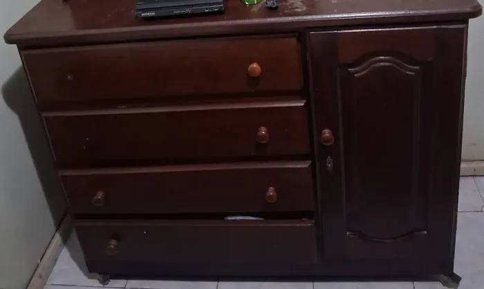Cama e Cômoda - móveis de quarto de madeira de lei