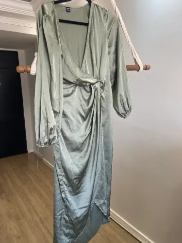 Vestido Midi Acetinado Verde Sage - SHEIN | Tam. 44