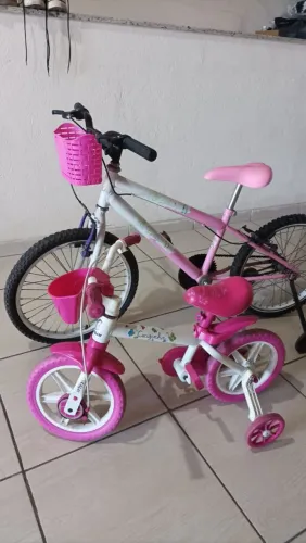 2 bicicletas infantis baratas corre pra comprar já?