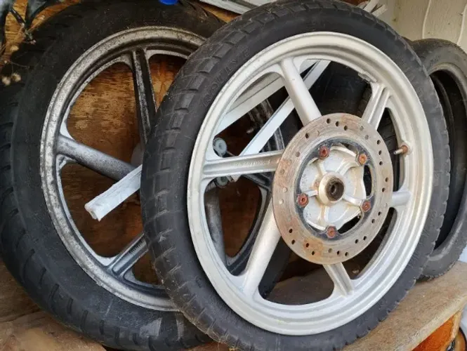 Rodas e pneus CBX Strada