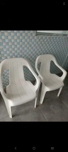 Duas cadeiras brancas marca Goyana resistentes, usadas R$30,00 cada