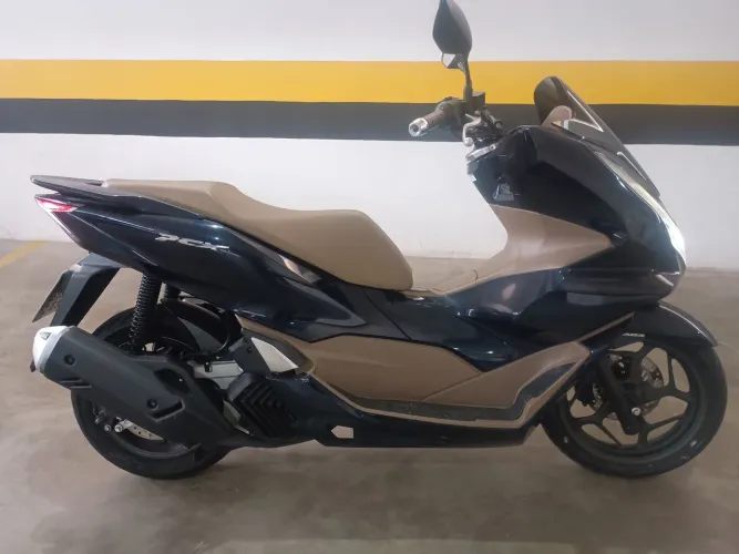 PCX DLX 2025 2800 km única dona na garantia de fábrica 22 X cartão troca o carro ou moto