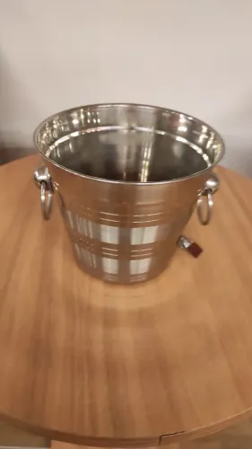 Balde de alumínio pequeno ótimo para gelar sua cerveja ou vinho.