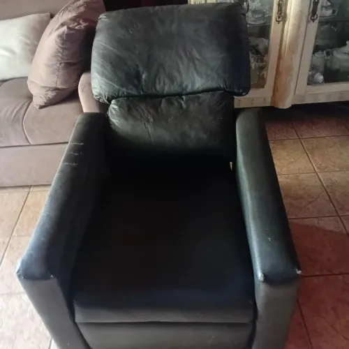 Poltrona reclinavel com apoio para os pés.