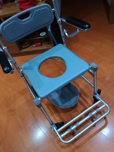 Cadeira de banho seminova