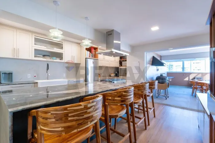 Apartamento em estilo penthouse, com terraço exclusivo e vista privilegiada