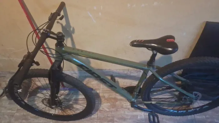 Vendo bicicleta aro 29 barato, dois detalhes pra arrumar, passador de marcha e rolamento 