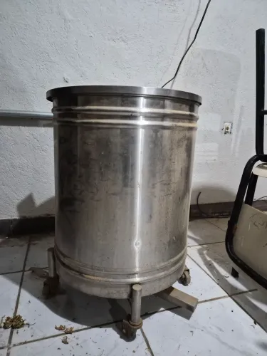 Duas lixeiras de Inox